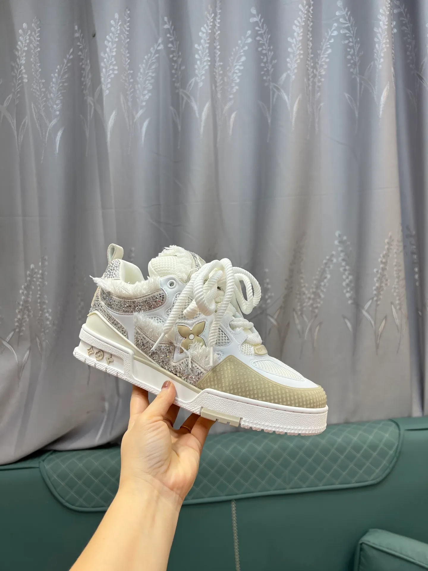 Men's men's shoes💰840 LV top version Jigglypuff new model Purchasing quality LV~Louis Vuitton LV TRAINER's best-looking sneakers, Donkey Brand strongly recommends new products, official website limited edition retro basketball sneakers! Both high-top and low-top models spent money to purchase 1:1 accurate reproductions of the originals. The details are invincible and full of sincerity. The imported custom-made original cowhide leather is the same as the original package. The details are 100% restored. The private model customizes the original one-piece TPU outsole. It is different from other brands. Without the original version, this effect cannot be achieved!                Men's and women's models 35-40 39-45 (46 is custom-made and cannot be returned or exchanged)